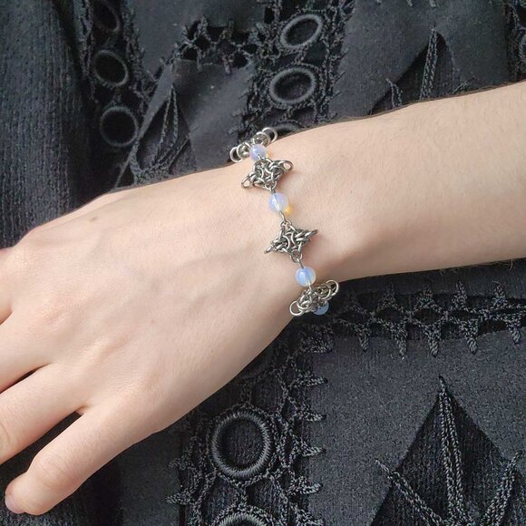 Silver star and blue opalites chainmail bracelet - Picture 4 of 11